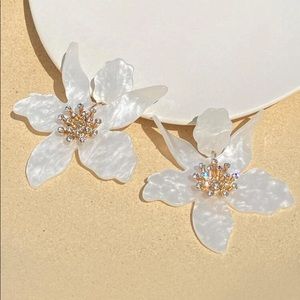 Flower drop earrings